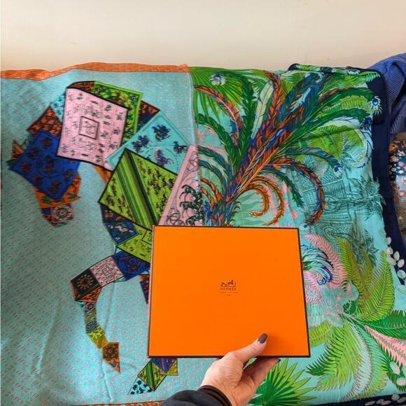 Hermès cashmere, equestrian/jungle themed scarf. Indescribably beautiful piece - Picture 15 of 16